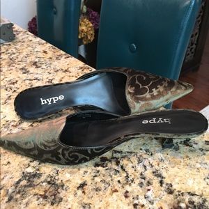 Dark green, velvet, kitten heel